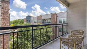 Duas cadeiras sentadas numa varanda com vista em Landing - Modern Apartment with Amazing Amenities (ID5045X9) em San Antonio