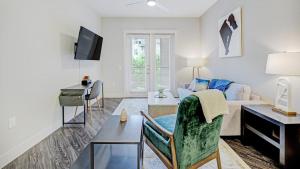 uma sala de estar com um sofá e uma mesa em Landing - Modern Apartment with Amazing Amenities (ID5411) em Fort Worth