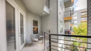 uma varanda com uma mesa e cadeiras num edifício em Landing - Modern Apartment with Amazing Amenities (ID5411) em Fort Worth
