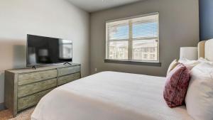 En eller flere senge i et værelse på Landing - Modern Apartment with Amazing Amenities (ID9160X14)