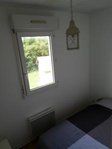 サン・ジャン・ド・リュズにあるApartment Plage Lafiteniaのベッドルーム(窓、ベッド付)
