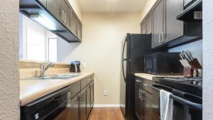 Una cocina o zona de cocina en Landing - Modern Apartment with Amazing Amenities (ID7050X25)