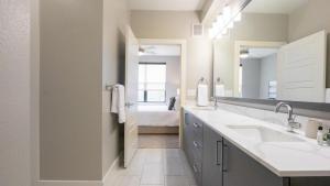 Ένα μπάνιο στο Landing - Modern Apartment with Amazing Amenities (ID3286X67)