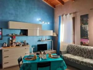 a living room with a table and a couch at Casa Venere in Ferrara