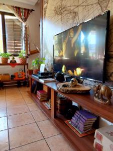 Uma televisão e/ou sistema de entretenimento em Impeccable apartment with view in Dolna Matka