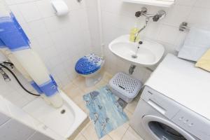 W łazience znajduje się pralka i umywalka. w obiekcie Apartment Neven w Rogoznicy