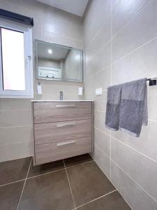 a bathroom with a sink and a mirror at Acogedor Apartamento Con Vistas in Callao Salvaje