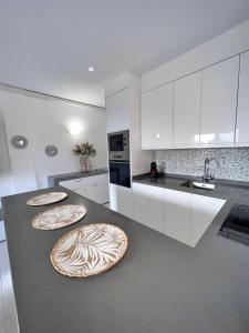 a kitchen with two plates on a counter with a sink at Acogedor Apartamento Con Vistas in Callao Salvaje +12 photos