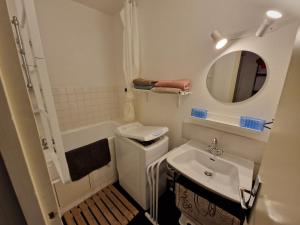 Ванная комната в Résidence LES CHAMOIS Pied des pistes Chamrousse