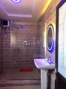 bagno con doccia in vetro e lavandino di TM Royal Hotel, Ibadan a Ibadan