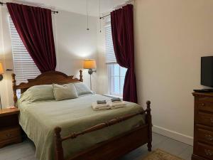 - une chambre avec un lit et 2 serviettes dans l'établissement "Madison Manor I" by the River, Hot Tub, Downtown, à Madison