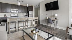 Landing - Modern Apartment with Amazing Amenities (ID1284X157) في تشارلوت: مطبخ مع كونتر وطاولة في الغرفة