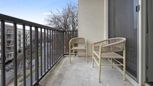 Landing - Modern Apartment with Amazing Amenities (ID1284X157) في تشارلوت: وجود كرسيين على شرفة الشقة