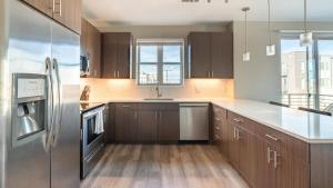 A cozinha ou cozinha compacta de Landing - Modern Apartment with Amazing Amenities (ID1298)