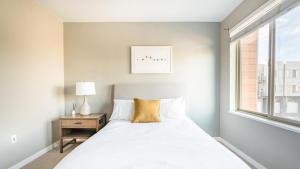 Cama ou camas em um quarto em Landing - Modern Apartment with Amazing Amenities (ID1298)