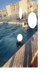 - deux enfants jouant à l'eau dans une piscine dans l'établissement Casa vacacional, à Isla La Piedra