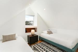 een slaapkamer met 2 bedden en een tafel met een lamp bij Peace Palace 4803 in Los Angeles