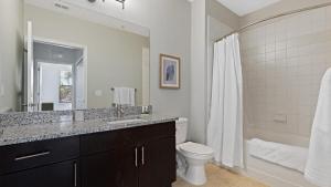 y baño con lavabo, aseo y ducha. en Landing - Modern Apartment with Amazing Amenities (ID8735X13), en Tampa