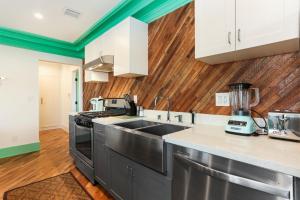 una cocina con fregadero y una batidora en una encimera en Peace Palace 4803, en Los Ángeles