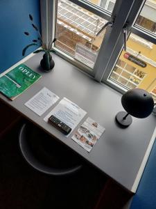 einen Schreibtisch mit einem Stuhl und einem Fenster in der Unterkunft Km City Room 1 On Pedestrian Street in Sæby