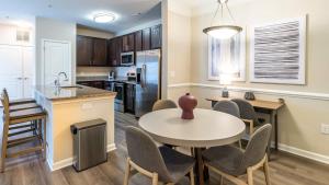 eine Küche und ein Esszimmer mit einem Tisch und Stühlen in der Unterkunft Landing - Modern Apartment with Amazing Amenities (ID8445X18) in Wake Forest