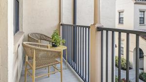 dwa krzesła i stół na balkonie w obiekcie Landing - Modern Apartment with Amazing Amenities (ID7593X55) w Orlando