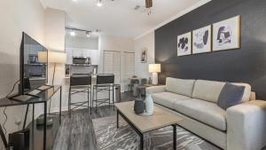 salon z kanapą i stołem w obiekcie Landing - Modern Apartment with Amazing Amenities (ID7593X55) w Orlando