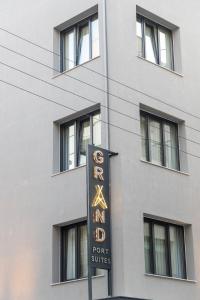 um sinal na lateral de um edifício em Grand Port Suites em Tessalónica