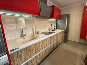 a kitchen with a sink and a refrigerator at Apartamento Novo en Montealegre amplio y comodo in Montealegre del Castillo