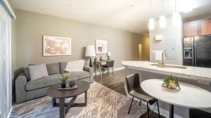 sala de estar con sofá y cocina en Landing - Modern Apartment with Amazing Amenities (ID7788X51), en Greenville