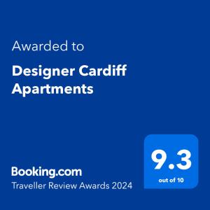 niebieski ekran ze słowami przyznanymi projektantowi Carittowi apartamentowcowi w obiekcie Designer Cardiff Apartments w Cardiff