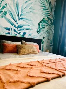 een slaapkamer met een bed met een plantenwand bij Appartement tropical in Luik