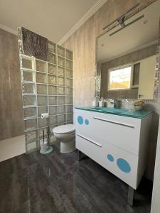 a bathroom with a sink and a toilet and a mirror at Apartamento Novo en Montealegre amplio y comodo in Montealegre del Castillo