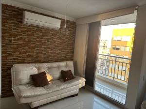 un sofá blanco en una sala de estar con ventana en Apartamento, en las mejores zonas de Barranquilla, en Barranquilla