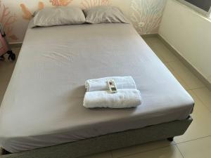 Una cama con dos toallas. en Apartamento, en las mejores zonas de Barranquilla, en Barranquilla