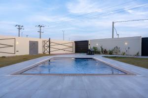 uma piscina no quintal de uma casa em شاليه العنود في ملهم em Ruwayqah
