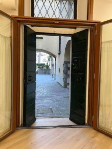 eine offene Tür zu einem Flur in einem Haus in der Unterkunft MOLO 7 - ANTESITUM - classic, modern and cozy in Malgrate