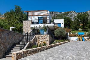eine Villa mit einer Treppe, die zu einem Haus hinaufführt in der Unterkunft Vila Petram in Bribir