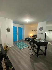 Una habitación con una mesa y una cama en una habitación en Krutenau Lifestyle, en Estrasburgo