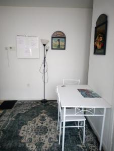una mesa blanca y sillas en una habitación en Ivone guest en Maisons-Alfort