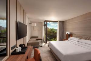 Postel nebo postele na pokoji v ubytování Lisbon Marriott Hotel