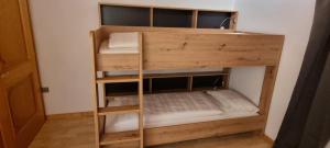 Palanda nebo palandy na pokoji v ubytování Landhaus Nikki