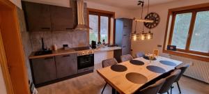 cocina con mesa y sillas en Landhaus Nikki, en Gmünd in Kärnten