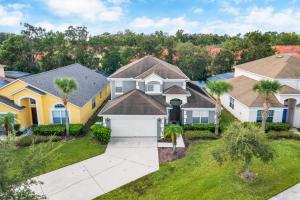 una vista aérea de una casa con palmeras en South Facing Pool - Family Friendly - Nr Disney, en Kissimmee