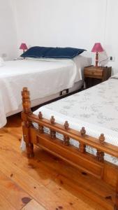 two beds sitting next to each other in a bedroom at Aires de Montaña in Malargüe