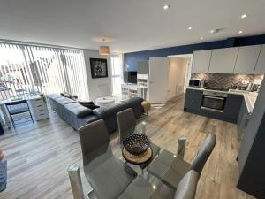 uma sala de estar com um sofá e uma mesa em Apartment in Ashford with Large Terrace em Ashford