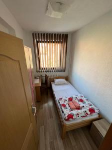 Habitación pequeña con cama en habitación con ventana en stari grad, en Doboj