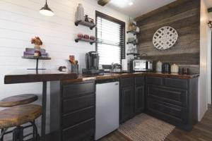 Kuchyň nebo kuchyňský kout v ubytování Hot Tub! The Blue Ridge Luxury Container Home