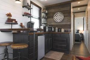 Kuchyň nebo kuchyňský kout v ubytování Hot Tub! The Blue Ridge Luxury Container Home