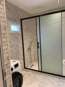 una doccia con porta in vetro in bagno di OZAN LUXHOUSE a Ganja